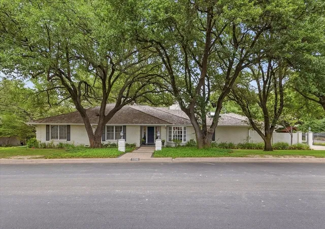Photo 2 of Single family home for sale at 2209 Canterbury Dr, Fort Worth, TX 76107 | MLS# 21312764 | Listing updated on 2026-09-14