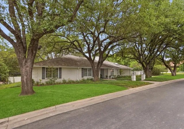 Photo 3 of Single family home for sale at 2209 Canterbury Dr, Fort Worth, TX 76107 | MLS# 21312764 | Listing updated on 2026-09-14