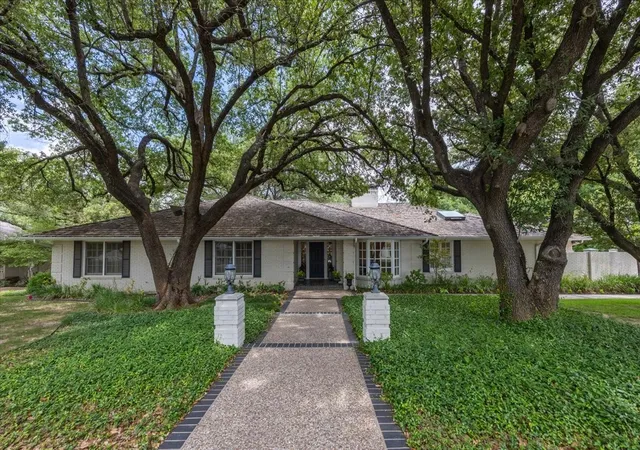 Photo 3 of Single family home for sale at 2209 Canterbury Dr, Fort Worth, TX 76107 | MLS# 21312764 | Listing updated on 2026-09-14