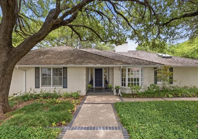 Photo 4 of Single family home for sale at 2209 Canterbury Dr, Fort Worth, TX 76107 | MLS# 21312764 | Listing updated on 2026-09-14