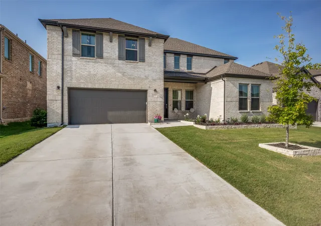 Photo 3 of Single family home for sale at 136 Nora Ln, Lake Dallas, TX 75065 | MLS# 21313478 | Listing updated on 2026-09-11