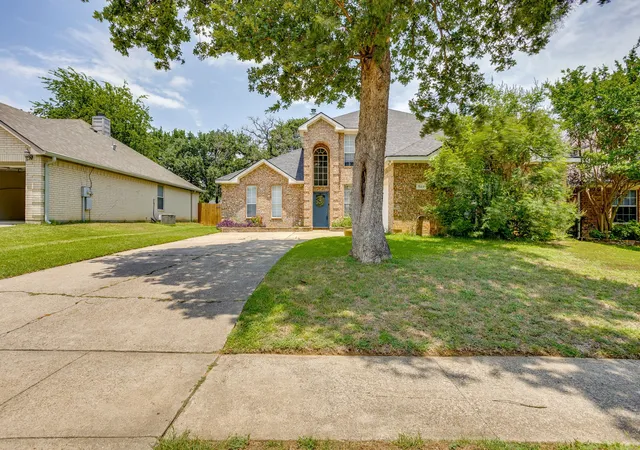 Photo 1 of Single family home for sale at 525 Oakbrook Dr, Burleson, TX 76028 | MLS# 21311843 | Listing updated on 2026-10-02