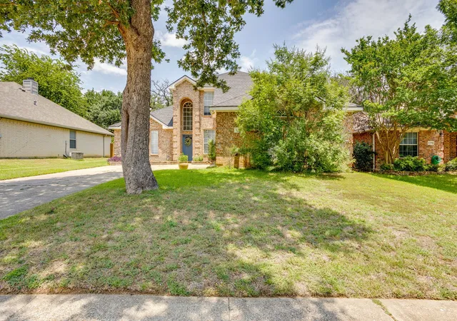 Photo 2 of Single family home for sale at 525 Oakbrook Dr, Burleson, TX 76028 | MLS# 21311843 | Listing updated on 2026-10-02