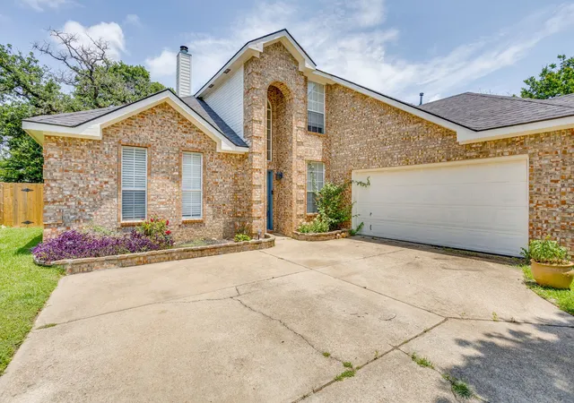 Photo 3 of Single family home for sale at 525 Oakbrook Dr, Burleson, TX 76028 | MLS# 21311843 | Listing updated on 2026-10-02