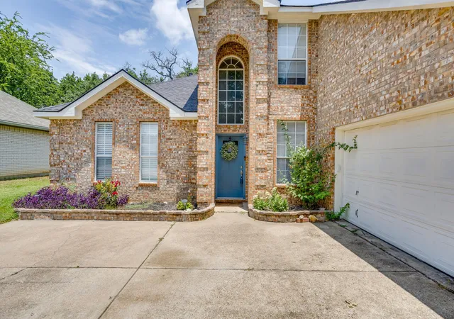 Photo 3 of Single family home for sale at 525 Oakbrook Dr, Burleson, TX 76028 | MLS# 21311843 | Listing updated on 2026-10-02