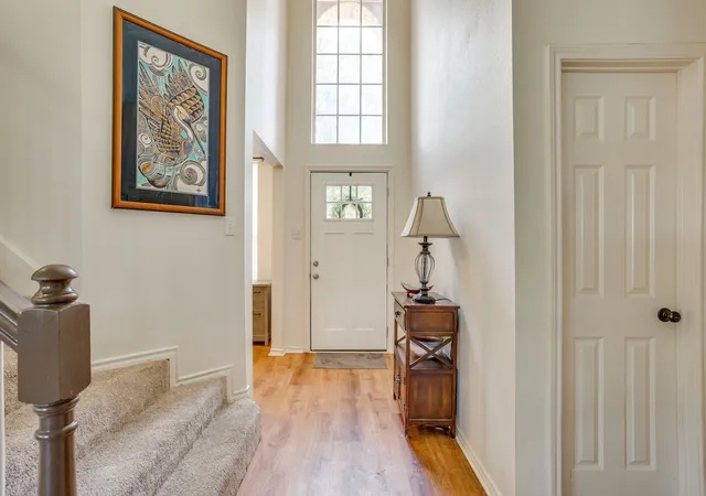 Photo 4 of Single family home for sale at 525 Oakbrook Dr, Burleson, TX 76028 | MLS# 21311843 | Listing updated on 2026-10-02