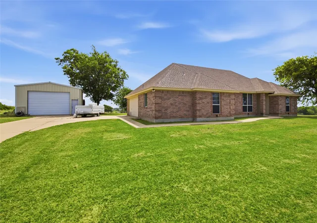 Photo 2 of Single family home for sale at 8116 Clearview Ct, Cresson, TX 76035 | MLS# 21310888 | Listing updated on 2026-09-09