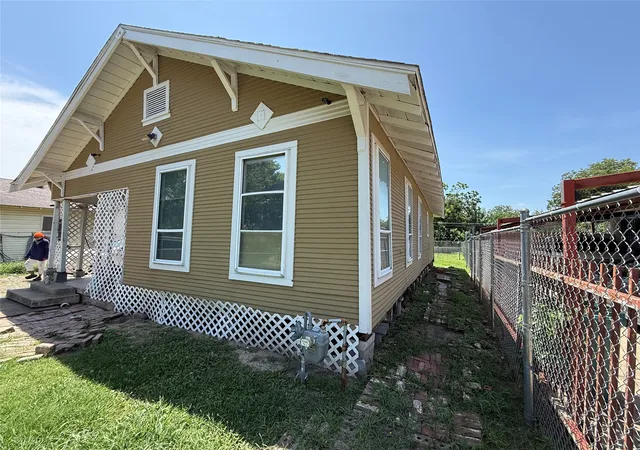 Photo 3 of Single family home for sale at 3010 Jerome St, Dallas, TX 75223 | MLS# 21313570 | Listing updated on 2026-09-11