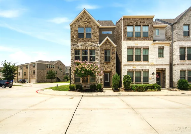 Photo 2 of Single family home for sale at 138 Peach Orchard Ln, Euless, TX 76040 | MLS# 21313513 | Listing updated on 2026-09-10