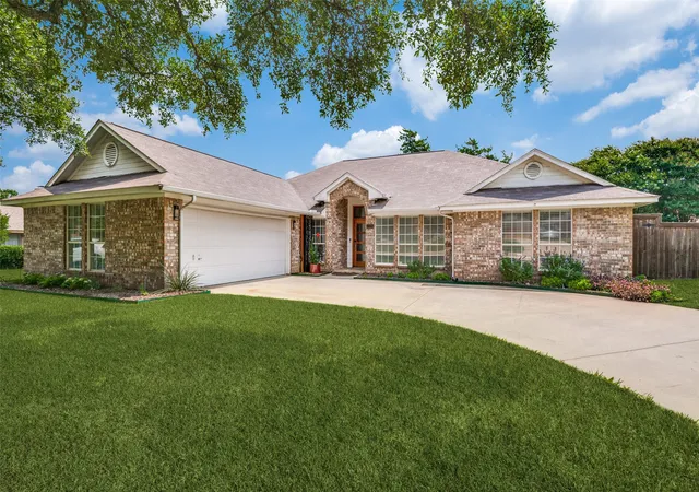 Photo 3 of Single family home for sale at 1125 Madlynne Dr, Cedar Hill, TX 75104 | MLS# 21284758 | Listing updated on 2026-09-11