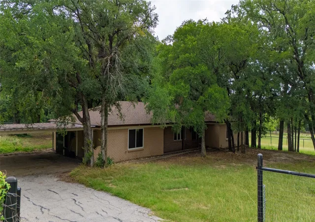 Photo 2 of Single family home for sale at 1517 Oakridge Ct W, Azle, TX 76020 | MLS# 21291356 | Listing updated on 2026-09-09