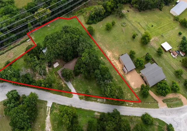 Photo 3 of Single family home for sale at 1517 Oakridge Ct W, Azle, TX 76020 | MLS# 21291356 | Listing updated on 2026-09-09