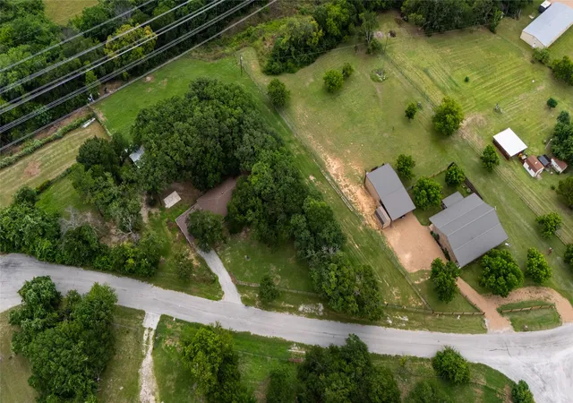 Photo 3 of Single family home for sale at 1517 Oakridge Ct W, Azle, TX 76020 | MLS# 21291356 | Listing updated on 2026-10-02