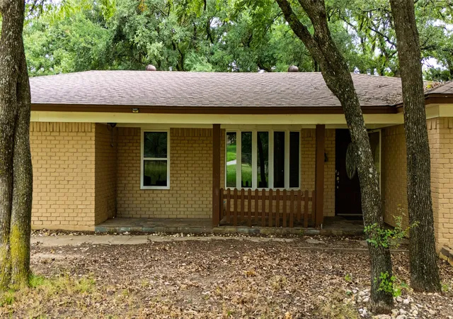 Photo 4 of Single family home for sale at 1517 Oakridge Ct W, Azle, TX 76020 | MLS# 21291356 | Listing updated on 2026-10-02
