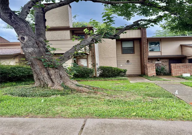 Photo 1 of Townhouse for sale at 2010 Westkendal Ln, Arlington, TX 76015 | MLS# 21313024 | Listing updated on 2026-09-09