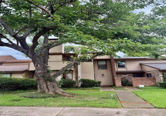 Photo 2 of Townhouse for sale at 2010 Westkendal Ln, Arlington, TX 76015 | MLS# 21313024 | Listing updated on 2026-09-09