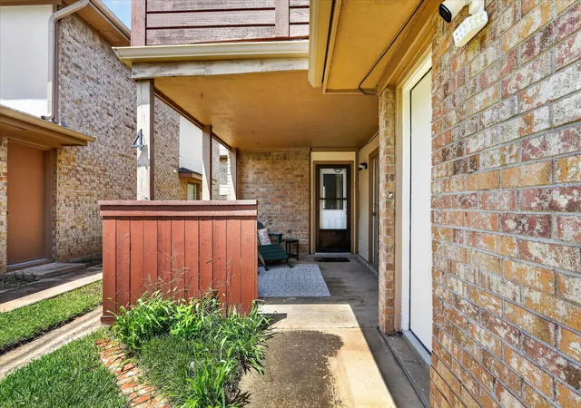 Photo 3 of Sale Pending at 4 Cedar Ln, Bedford, TX 76021 | MLS# 21312976 | Listing updated on 2026-09-14