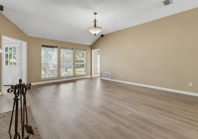 Photo 4 of Sale Pending at 7512 Lake Arrowhead Dr, Fort Worth, TX 76137 | MLS# 21311197 | Listing updated on 2026-07-29