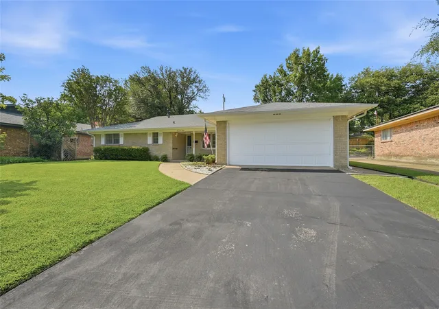 Photo 2 of Single family home for sale at 1712 Oakhill Dr, Sherman, TX 75092 | MLS# 21313776 | Listing updated on 2026-09-13
