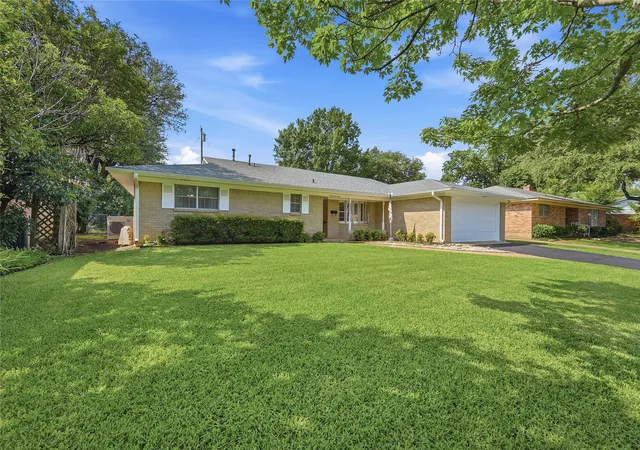Photo 3 of Single family home for sale at 1712 Oakhill Dr, Sherman, TX 75092 | MLS# 21313776 | Listing updated on 2026-09-13