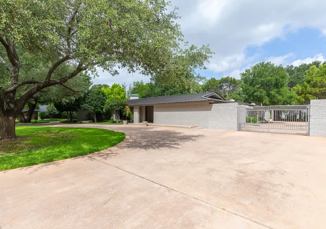 Photo 2 of Single family home for sale at 1760 River Oaks Rd, Abilene, TX 79605 | MLS# 21312145 | Listing updated on 2026-09-21