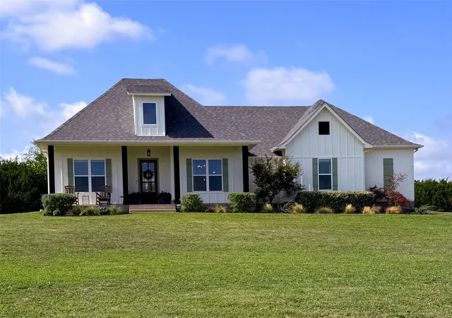 Single family home for sale at 400 Stone Mountain Ct, Cresson, TX 76035 | MLS# 21302907