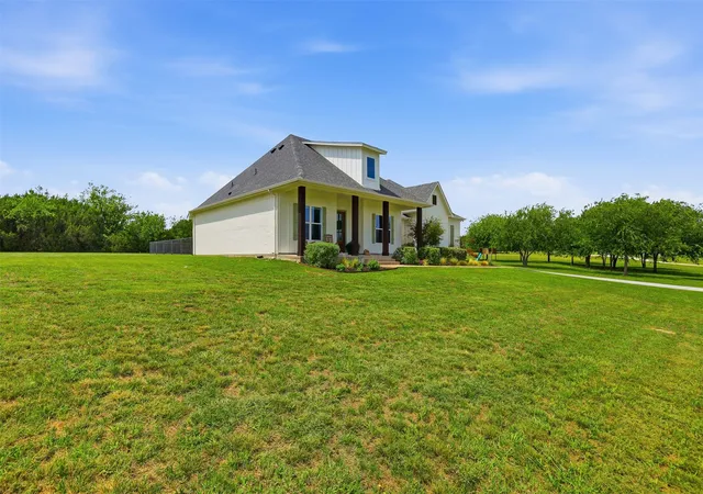 Photo 3 of Single family home for sale at 400 Stone Mountain Ct, Cresson, TX 76035 | MLS# 21302907 | Listing updated on 2026-10-04
