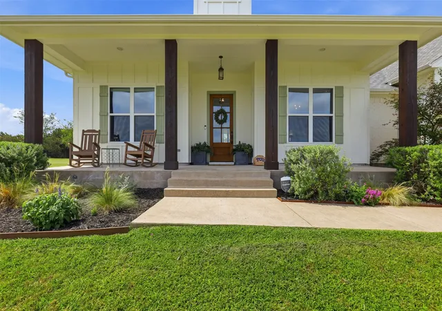 Photo 3 of Single family home for sale at 400 Stone Mountain Ct, Cresson, TX 76035 | MLS# 21302907 | Listing updated on 2026-10-04