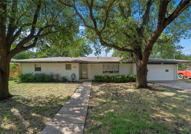 Photo 1 of Single family home for sale at 733 W 5th St, Mc Gregor, TX 76657 | MLS# 21309638 | Listing updated on 2026-09-08