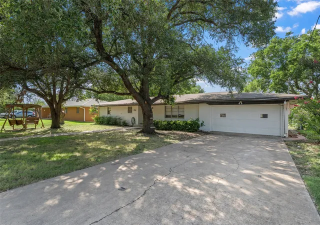 Photo 2 of Single family home for sale at 733 W 5th St, Mc Gregor, TX 76657 | MLS# 21309638 | Listing updated on 2026-09-08