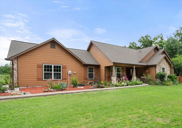 Photo 2 of Single family home for sale at 123 Clubhouse Dr, Corsicana, TX 75109 | MLS# 21314243 | Listing updated on 2026-07-30
