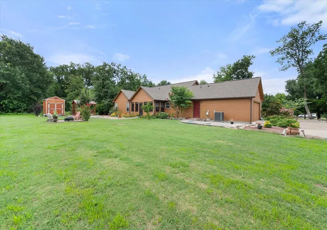 Photo 4 of Single family home for sale at 123 Clubhouse Dr, Corsicana, TX 75109 | MLS# 21314243 | Listing updated on 2026-09-30