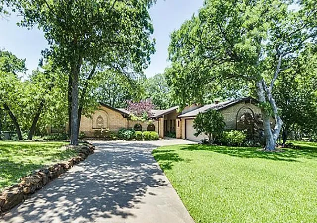 Photo 1 of Sale Pending at 1410 Mary Ct, Roanoke, TX 76262 | MLS# 21314210 | Listing updated on 2026-10-01