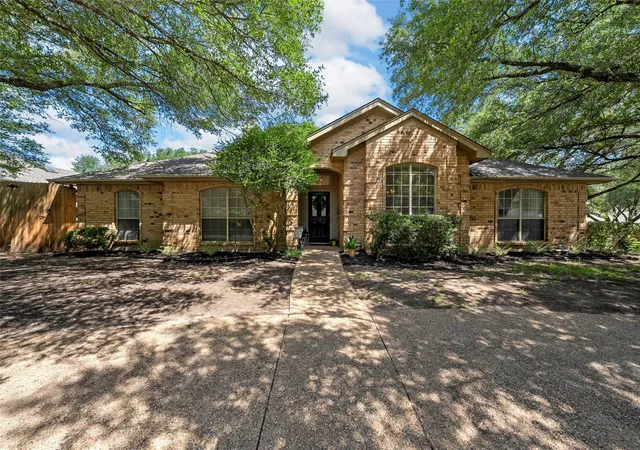Photo 1 of Single family home for sale at 11001 Ridge Point Dr, Woodway, TX 76712 | MLS# 21314190 | Listing updated on 2026-09-13