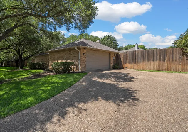 Photo 3 of Single family home for sale at 11001 Ridge Point Dr, Woodway, TX 76712 | MLS# 21314190 | Listing updated on 2026-09-13