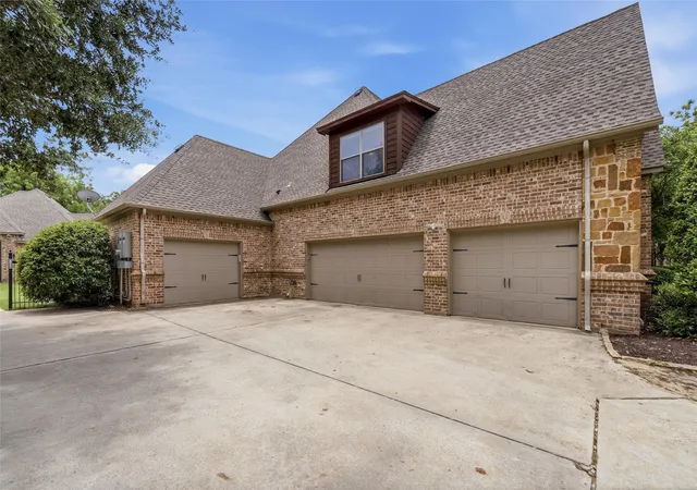 Photo 3 of Single family home for sale at 6101 Paper Shell Wy, Fort Worth, TX 76179 | MLS# 21312915 | Listing updated on 2026-09-26