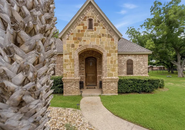 Photo 4 of Single family home for sale at 6101 Paper Shell Wy, Fort Worth, TX 76179 | MLS# 21312915 | Listing updated on 2026-09-26