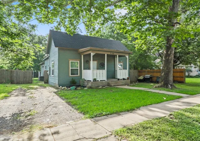 Photo 2 of Single family home for sale at 206 N Wood St, Cleburne, TX 76033 | MLS# 21314582 | Listing updated on 2026-08-01