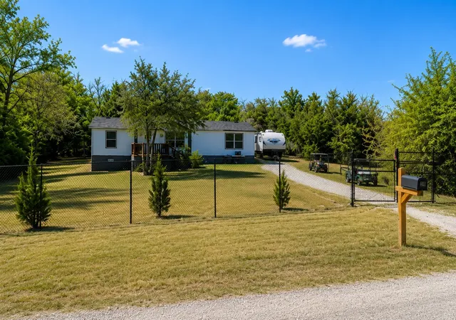 Photo 2 of Sale Pending at 4414 Appletree Ct, Granbury, TX 76048 | MLS# 21308651 | Listing updated on 2026-09-10