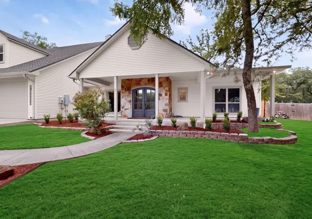 Photo 2 of Single family home for sale at 715 Kiowa Dr E, Gainesville, TX 76240 | MLS# 21313597 | Listing updated on 2026-09-11