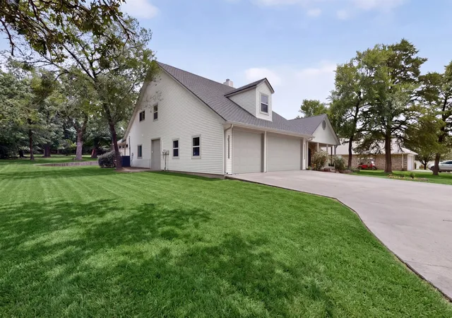 Photo 3 of Single family home for sale at 715 Kiowa Dr E, Gainesville, TX 76240 | MLS# 21313597 | Listing updated on 2026-09-11
