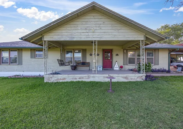 Photo 3 of Single family home for sale at 301 Ovilla Rd, Waxahachie, TX 75167 | MLS# 21314545 | Listing updated on 2026-09-24