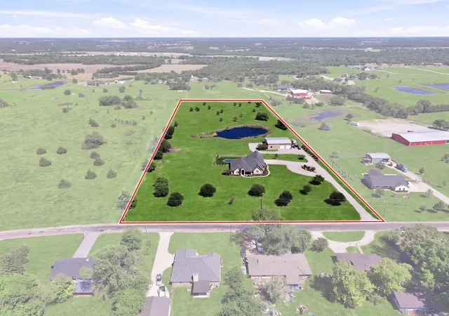 Photo 2 of Single family home for sale at 320 Tate Cir, Sherman, TX 75090 | MLS# 21310366 | Listing updated on 2026-09-28