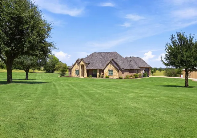 Photo 3 of Single family home for sale at 320 Tate Cir, Sherman, TX 75090 | MLS# 21310366 | Listing updated on 2026-09-28