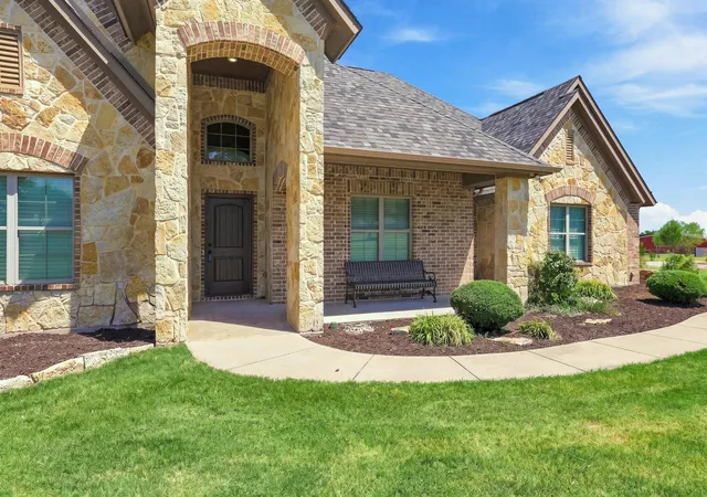 Photo 3 of Single family home for sale at 320 Tate Cir, Sherman, TX 75090 | MLS# 21310366 | Listing updated on 2026-09-28