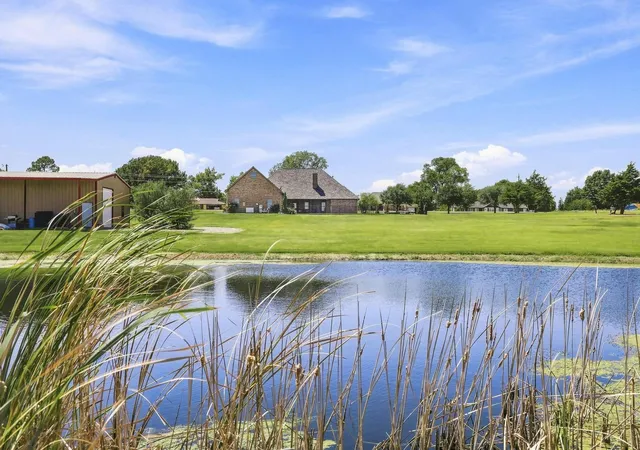 Photo 4 of Single family home for sale at 320 Tate Cir, Sherman, TX 75090 | MLS# 21310366 | Listing updated on 2026-09-28