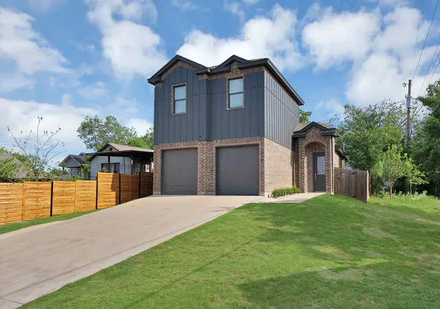 Photo 1 of Sale Pending at 1008 20th St, Fort Worth, TX 76164 | MLS# 21314823 | Listing updated on 2026-09-10
