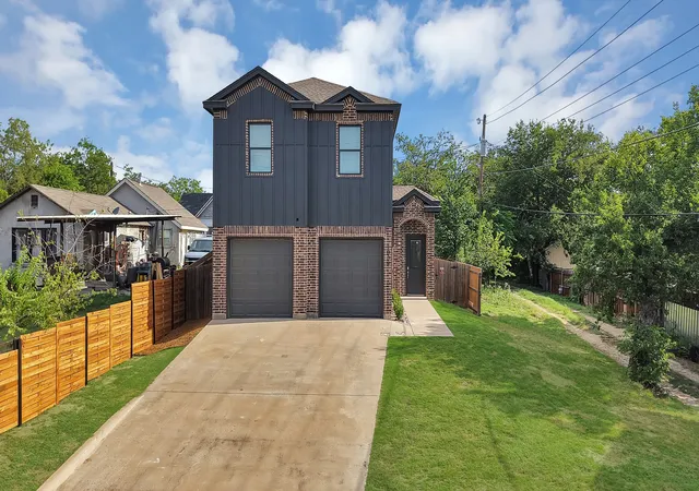 Photo 2 of Sale Pending at 1008 20th St, Fort Worth, TX 76164 | MLS# 21314823 | Listing updated on 2026-09-10