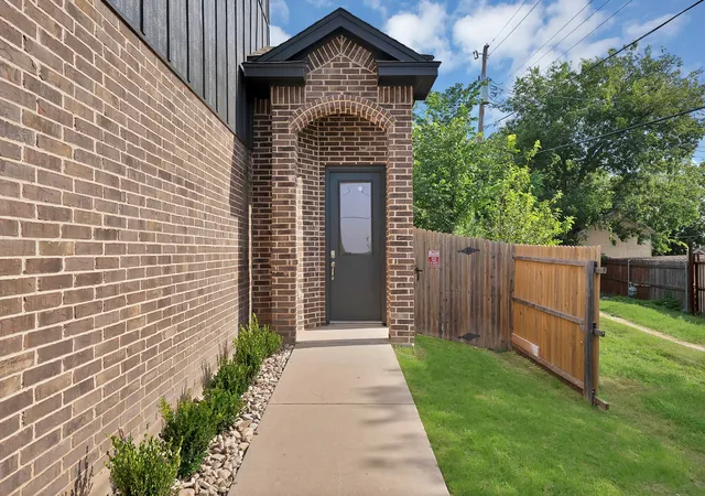 Photo 3 of Sale Pending at 1008 20Th St, Fort Worth, TX 76164 | MLS# 21314823 | Listing updated on 2026-09-10