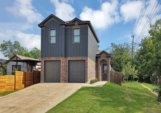 Photo 4 of Sale Pending at 1008 20Th St, Fort Worth, TX 76164 | MLS# 21314823 | Listing updated on 2026-09-10